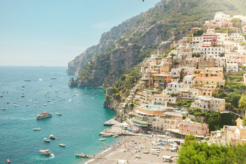 Vue panoramique de Positano sur la côte amalfitaine avec ses maisons colorées en terrasses et la mer turquoise