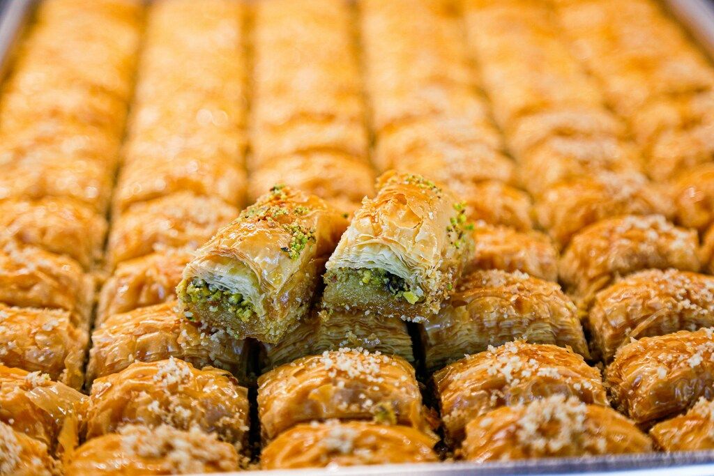 Baklava albanais, pâtisserie sucrée et feuilletée avec des pistaches.
