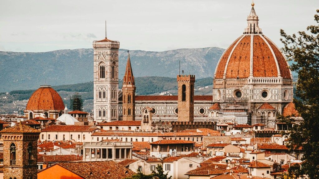 Vue panoramique de la cathédrale Santa Maria del Fiore à Florence avec son dôme emblématique.