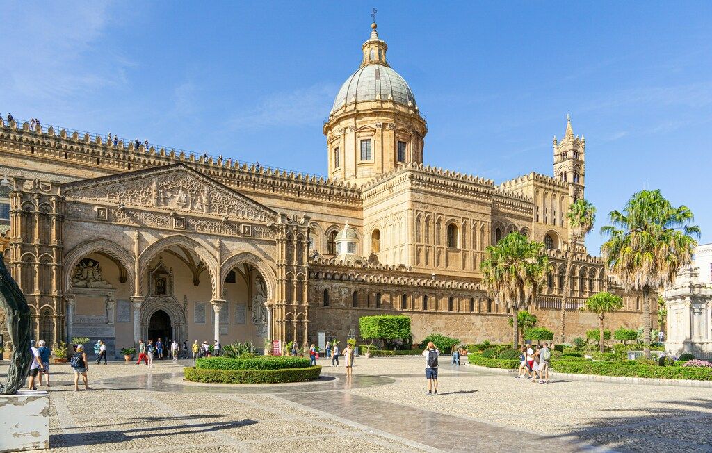 La majestueuse cathédrale de Palerme avec ses détails architecturaux arabes-normands.