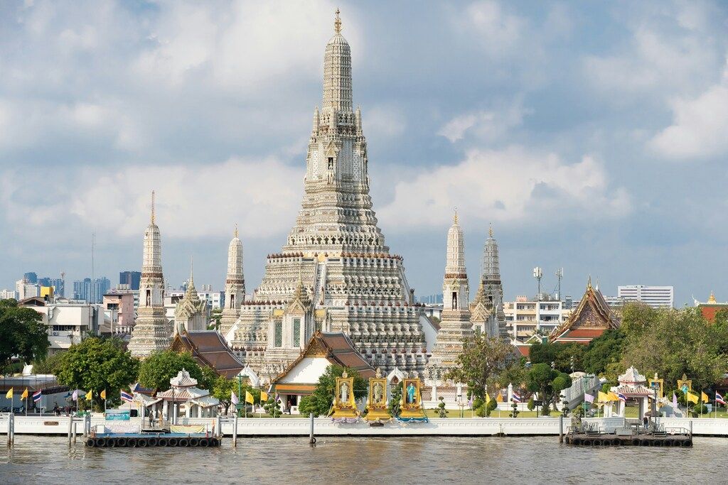 Le Wat Arun (Temple de l'Aube) majestueux au bord de la rivière Chao Phraya.