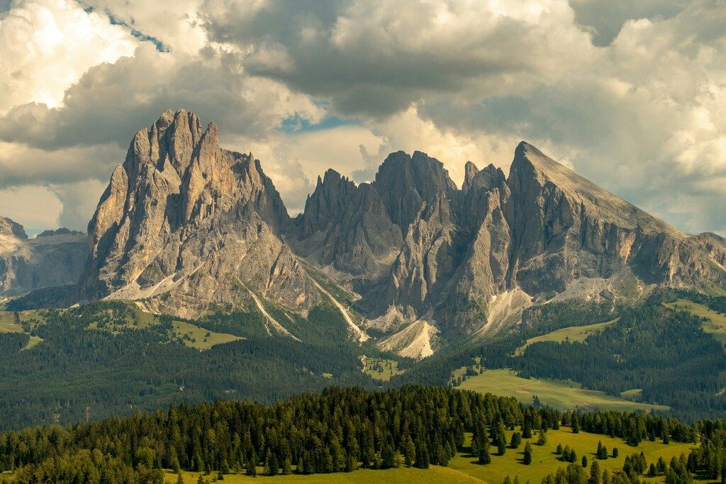 Paysage impressionnant des montagnes des Dolomites entourées de forêts et de prairies.