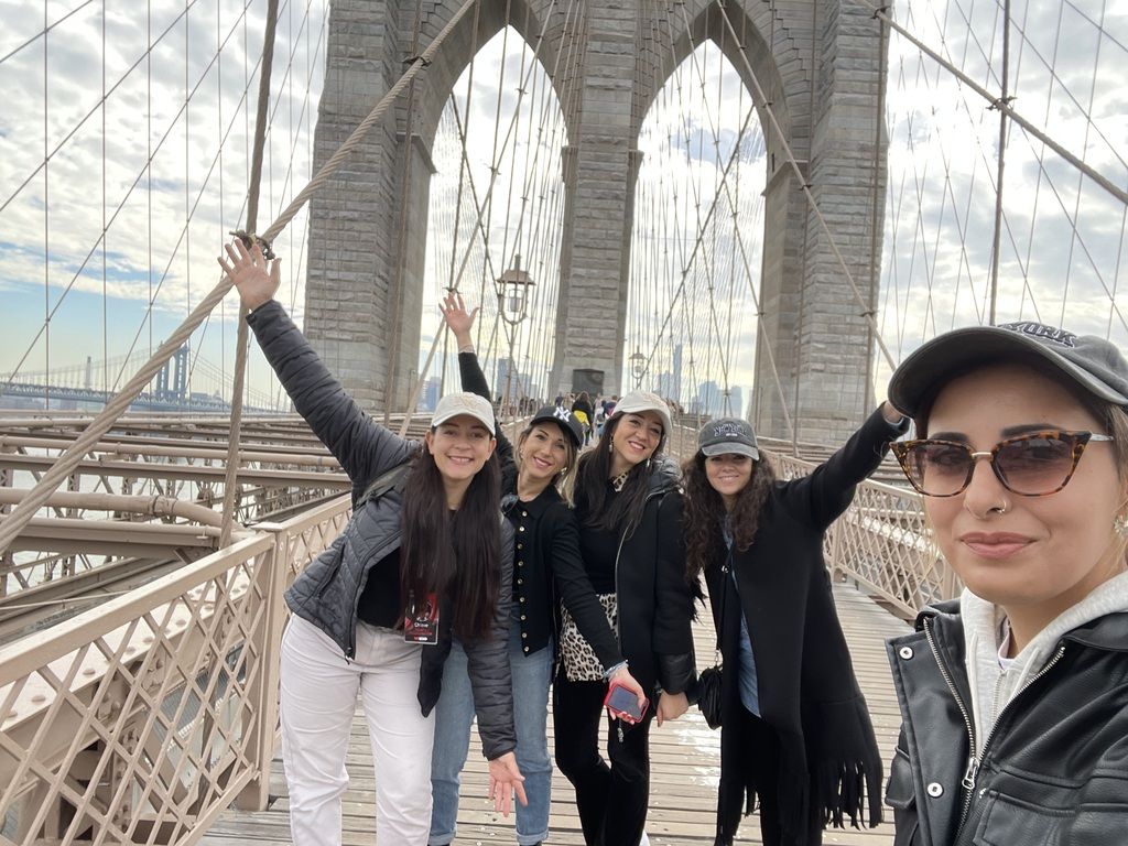 Un groupe de voyageurs WeRoad posant pour un selfie sur le pont de Brooklyn