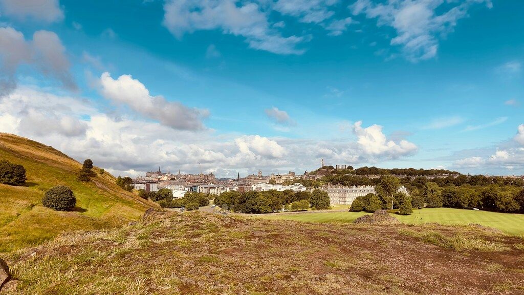 Vue panoramique sur Édimbourg depuis les collines verdoyantes de Holyrood Park