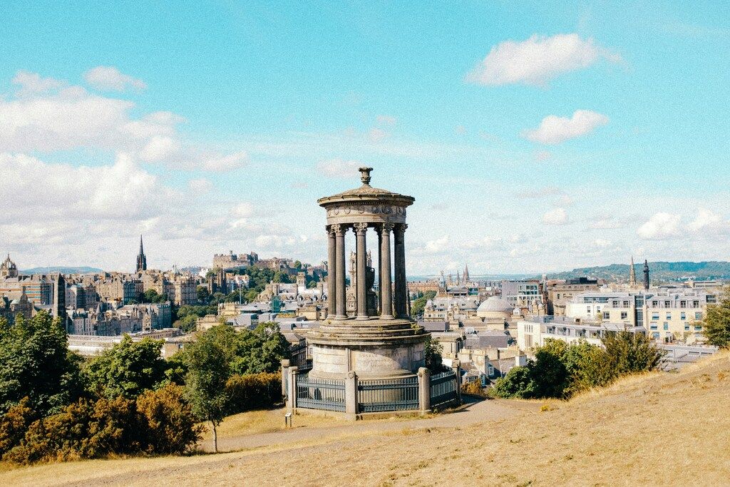 Monument Dugald Stewart sur Calton Hill avec Édimbourg en arrière-plan