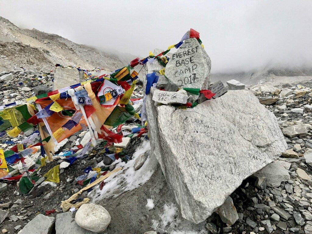 Camp de base de l’Everest à 5364 m, marqué par des pierres et drapeaux de prière colorés.