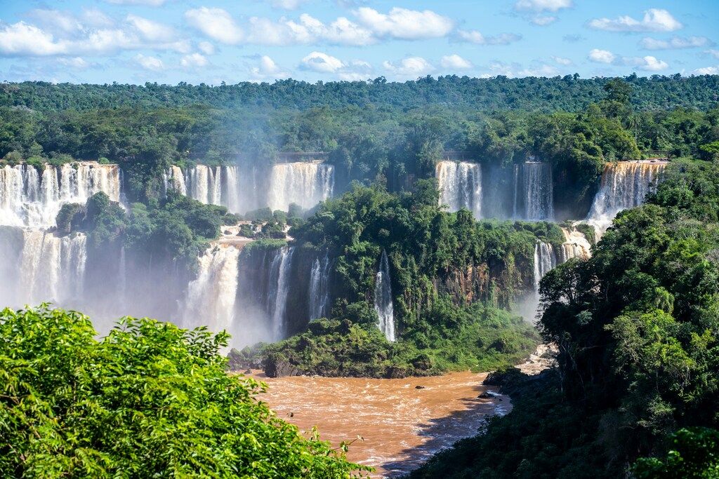 Paysage spectaculaire des chutes d’Iguazú côté brésilien, au cœur de la forêt tropicale luxuriante