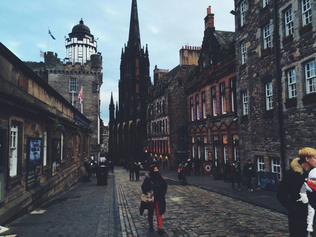 Promenade animée sur le Royal Mile avec vue sur la cathédrale St Giles
