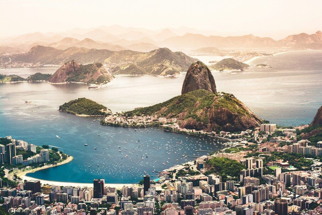 Vue aérienne sur le Pain de Sucre et la baie de Guanabara à Rio de Janeiro, Brésil, avec les montagnes en arrière-plan