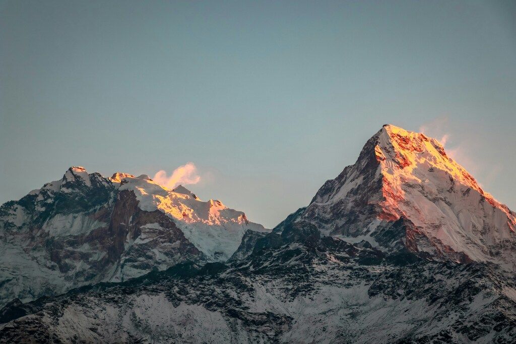 Le massif de l’Annapurna illuminé par les premières lueurs dorées du lever du soleil.