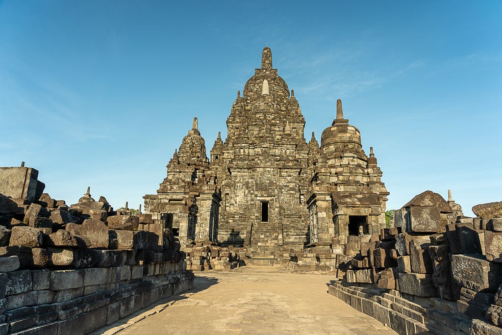 Vue frontale du temple bouddhiste Sewu à Java, en Indonésie, sous un ciel bleu clair.