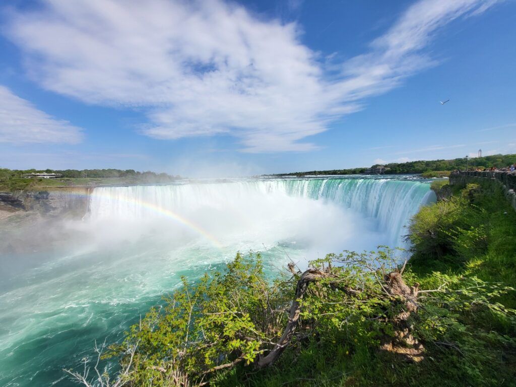 Les chutes du Niagara sous un ciel bleu avec un arc-en-ciel