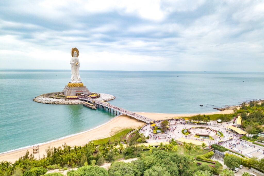 Statue de Guanyin de Nanshan de 108 m en mer, Sanya, Hainan, Chine.