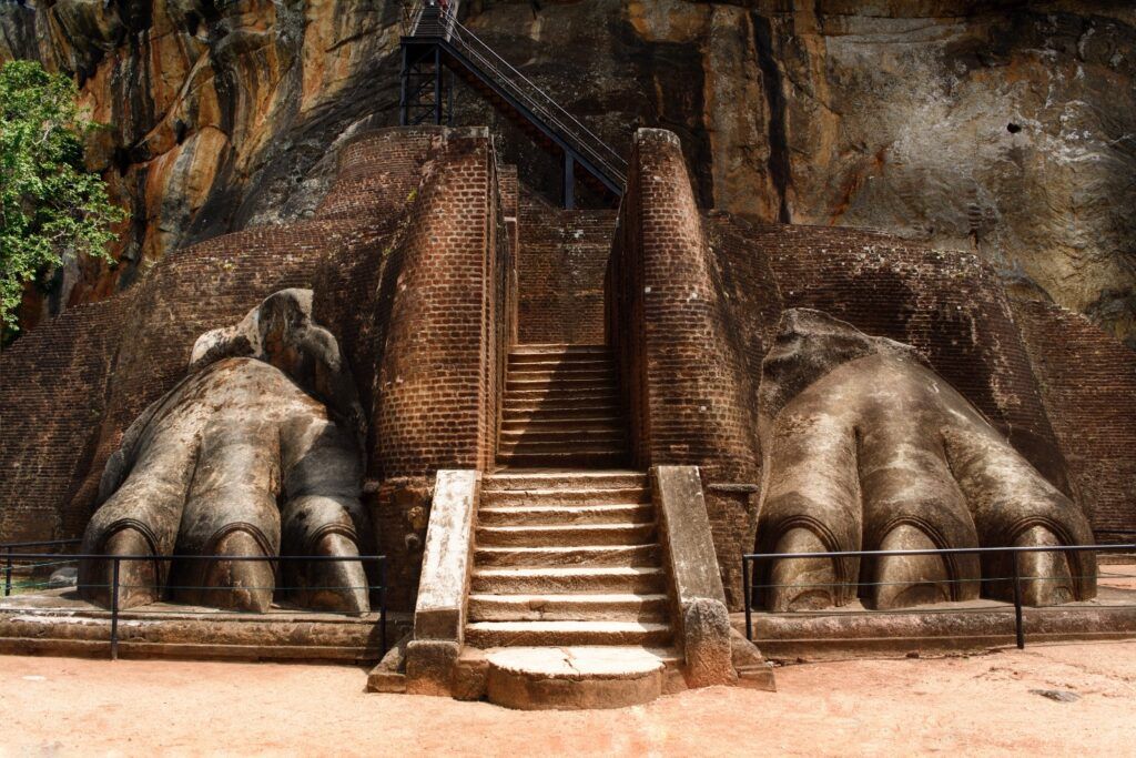 Pattes de lion en pierre et escalier menant au rocher de Sigiriya, au Sri Lanka.