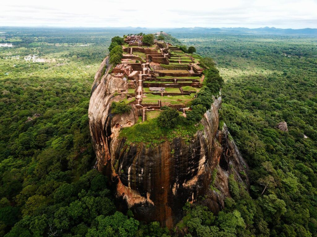 Vue aérienne du sommet du Rocher du Lion (Sigiriya) au Sri Lanka, montrant les ruines de l'ancienne forteresse.