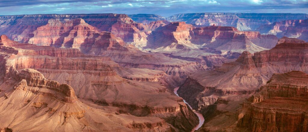 Vue panoramique du Grand Canyon avec la rivière Colorado en contrebas.