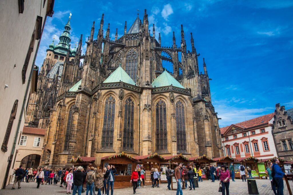 Marché devant la majestueuse Cathédrale Saint-Guy dans l'enceinte du Château de Prague.