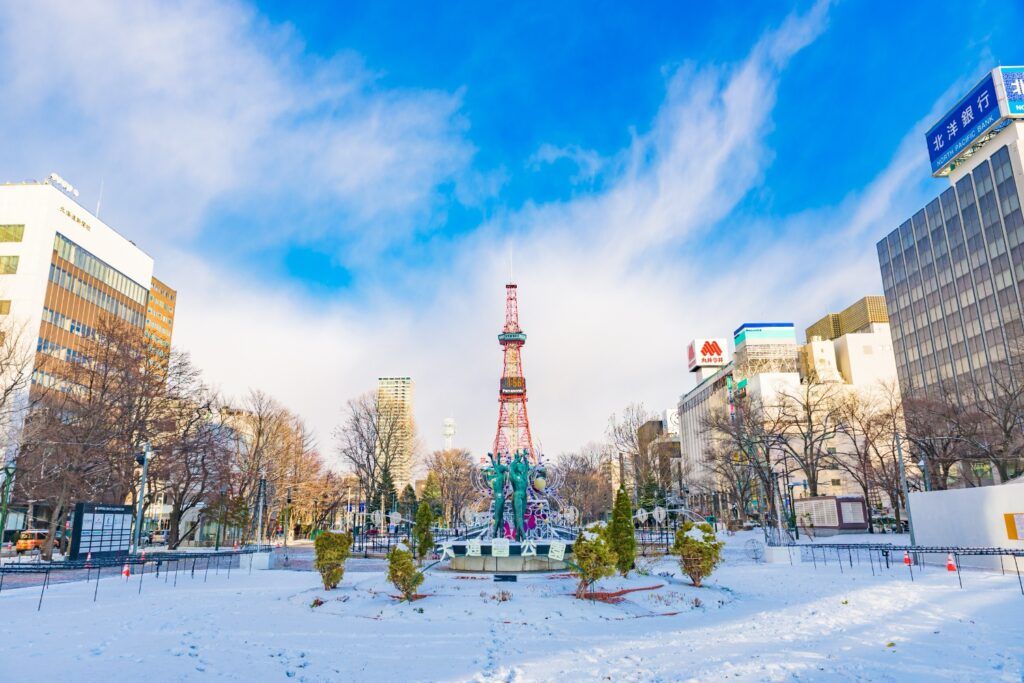 Tour de Sapporo enneigée avec ciel bleu hivernal.