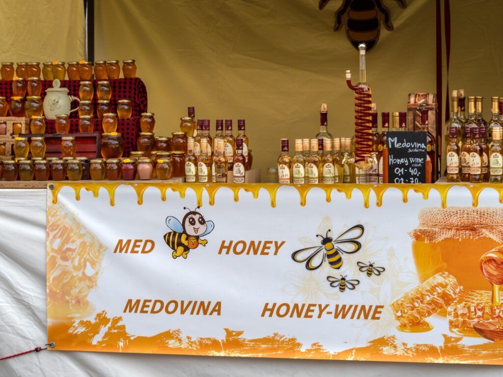 Stand vendant de la Medovina (hydromel) et du miel sur un marché tchèque.