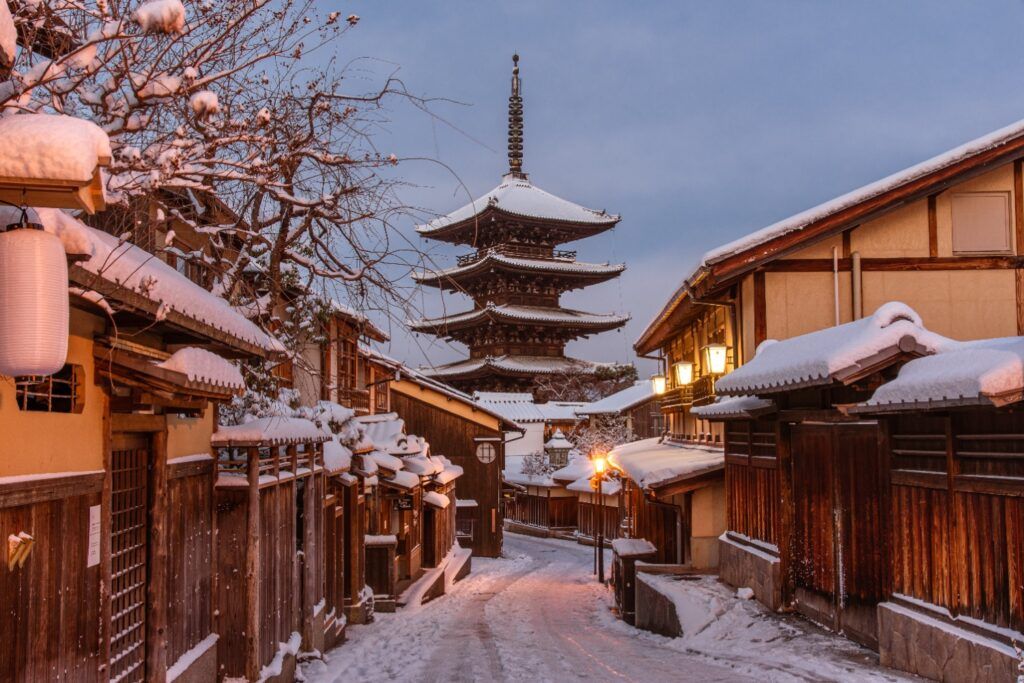 Pagode Yasaka à Kyoto sous la neige au crépuscule.