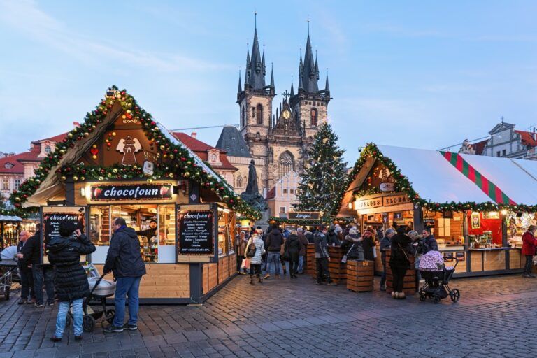 Marché de Noël sur la Place de la Vieille Ville de Prague avec l'église Notre-Dame de Týn en arrière-plan.
