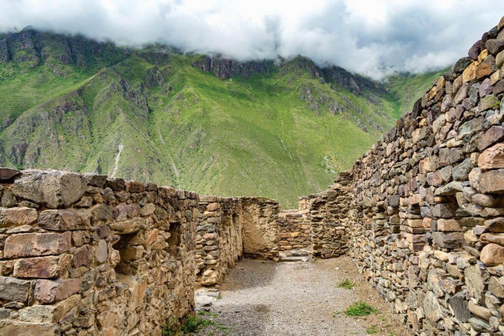 Des murs de pierre incas bien conservés à la forteresse d'Ollantaytambo, avec des passages étroits et des blocs de pierre massifs.