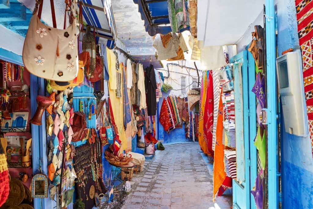 Souk d'artisanat local dans un passage bleu étroit de la médina de Chefchaouen.