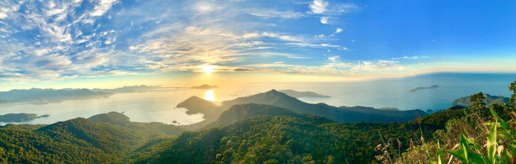 Une vue panoramique au lever du soleil sur les montagnes verdoyantes et les baies côtières d'Ilha Grande, au Brésil.