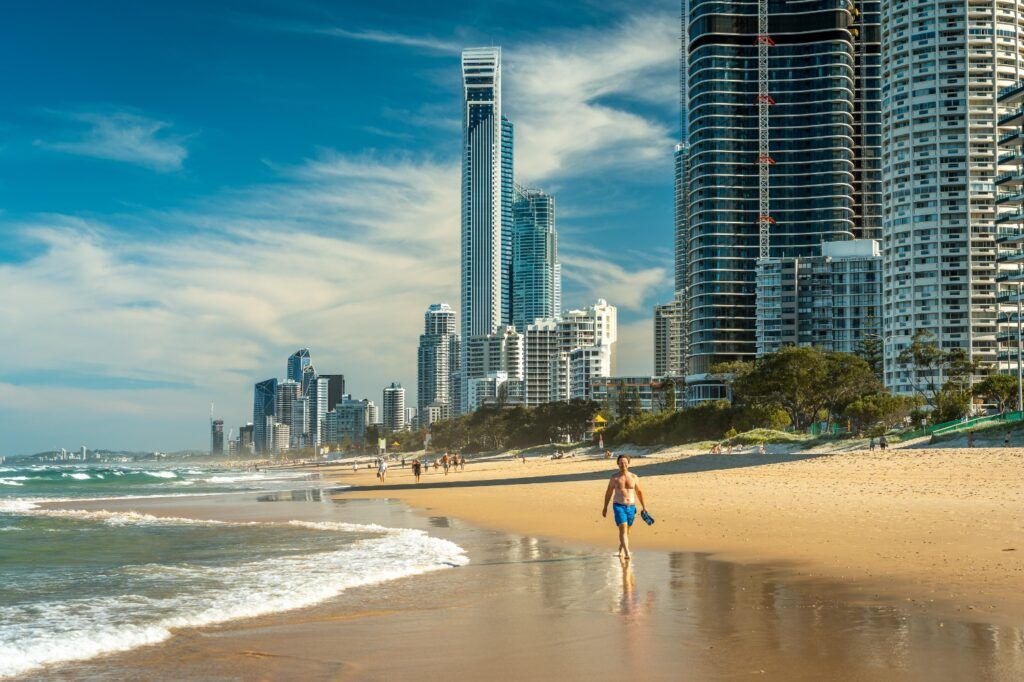 Surfers Paradise en Australie, avec d'impressionnants gratte-ciel en arrière-plan.