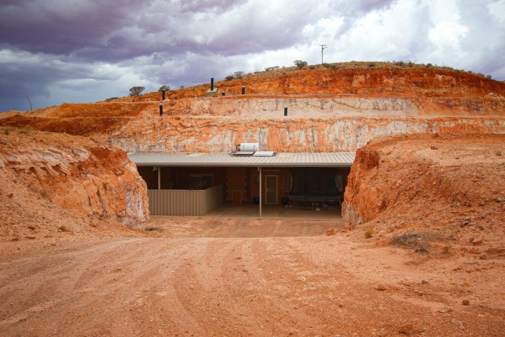 L'entrée d'un dugout traditionnel, une maison souterraine creusée dans la roche ocre de Coober Pedy, en Australie.