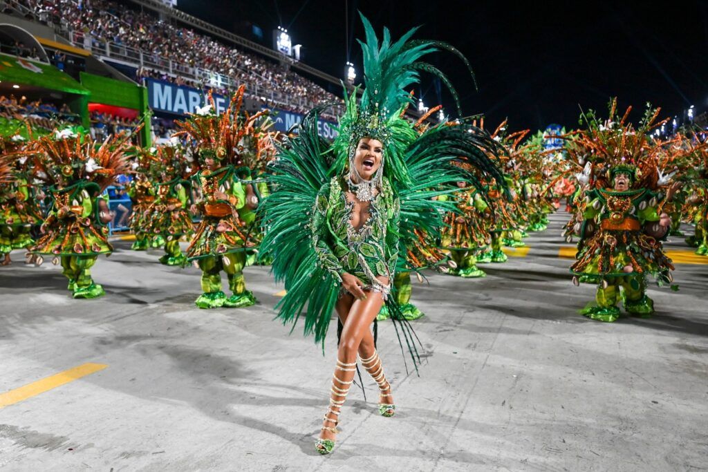 Une danseuse de samba vêtue d'un costume vert éclatant orné de plumes défile lors du carnaval de Rio de Janeiro.