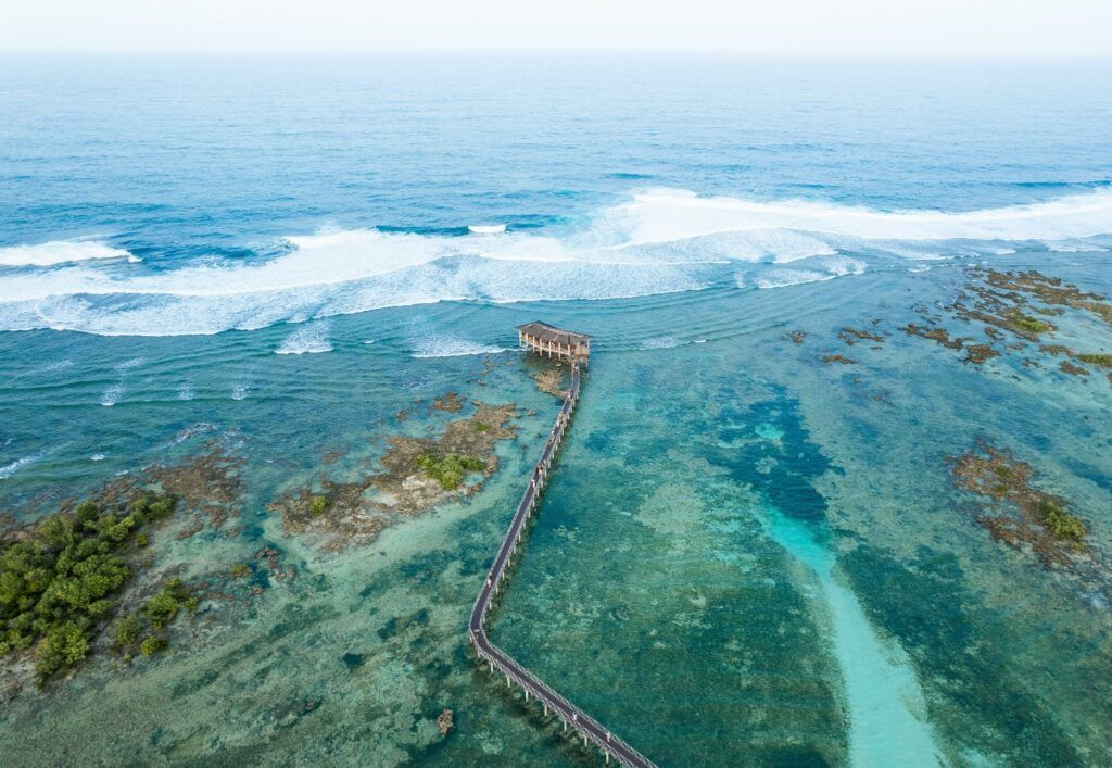 Célèbre ponton en bois de Cloud 9 s'avançant dans les eaux turquoises de l'île de Siargao, aux Philippines.