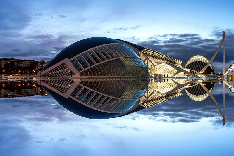 La Cité des Arts et des Sciences de Valence avec son reflet symétrique parfait dans l'eau à l'heure bleue