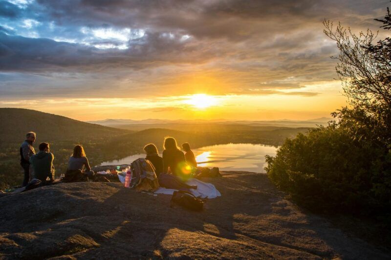 Des amis devant un coucher de soleil.