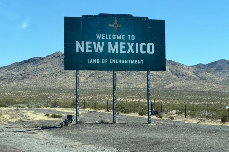 Grand panneau de bienvenue au New Mexico dans le desert