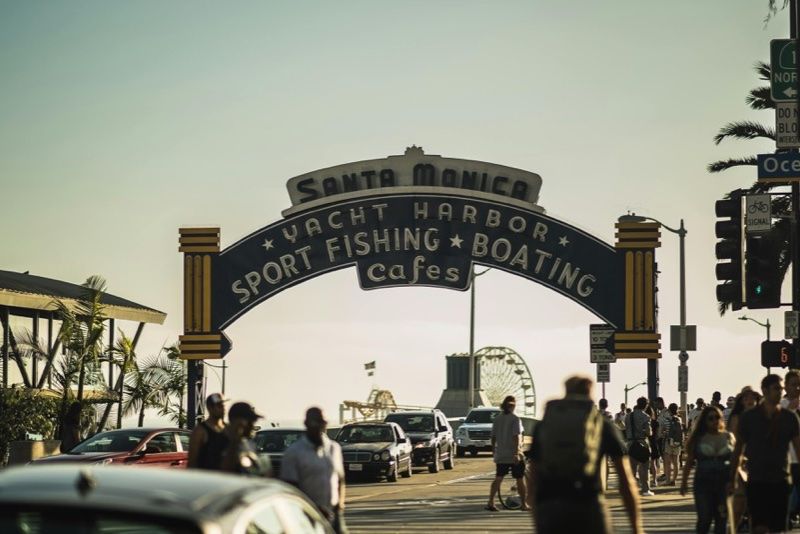 Entree de Santa Monica avec des passants et des voitures pres de la jetee