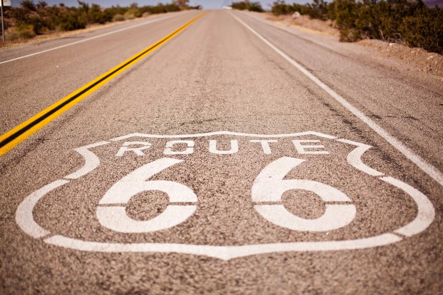 Symbole de la Route 66 peint sur l asphalte d une route desertique