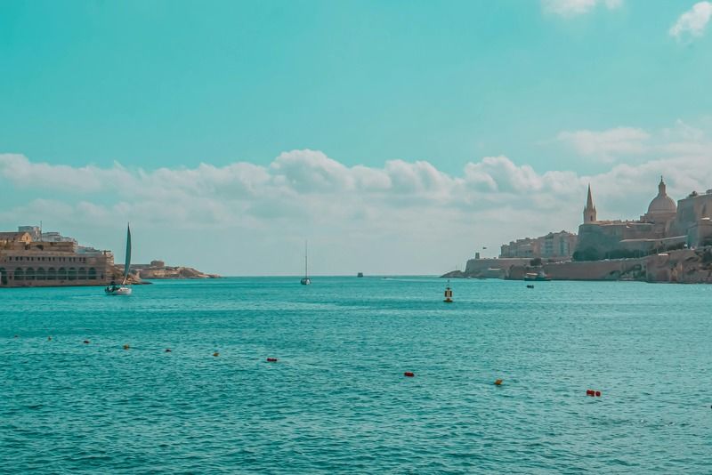 Skyline de La Valette vue depuis Sliema avec la coupole carmélite et le clocher Saint-Paul, port de Marsamxett, Malte