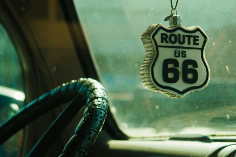 Suspension Route 66 accrochee a l interieur d une voiture