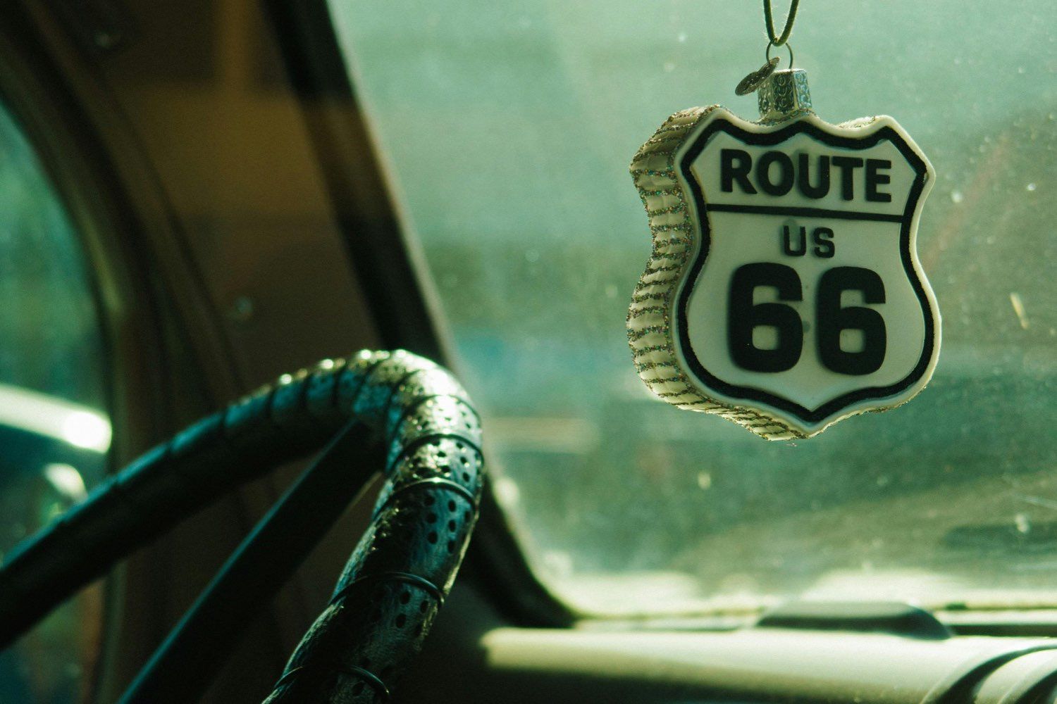 Suspension Route 66 accrochee a l interieur d une voiture