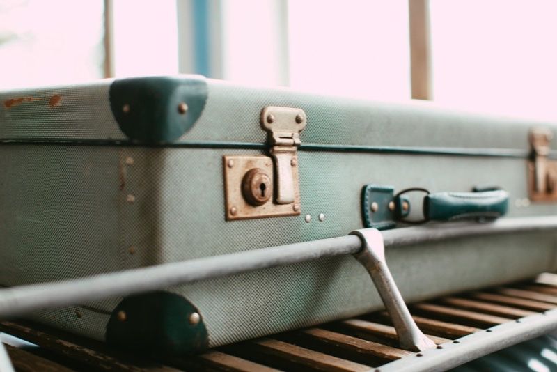 Valise vintage sur une surface en bois