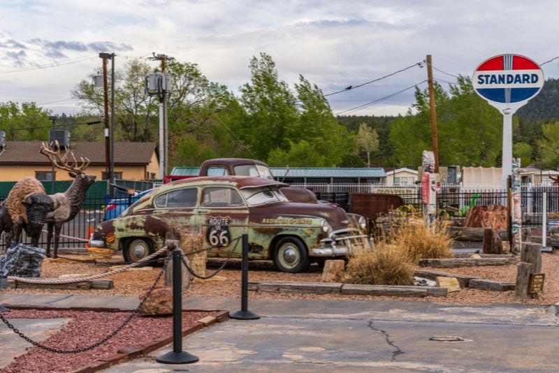 Voiture vintage inspiree de la Route 66 pres d une ancienne enseigne 