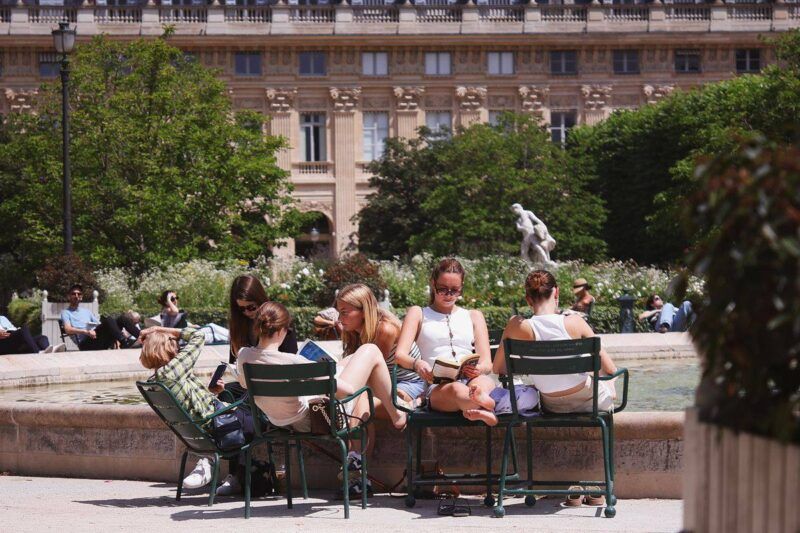 se faire des amis en voyageant seul.