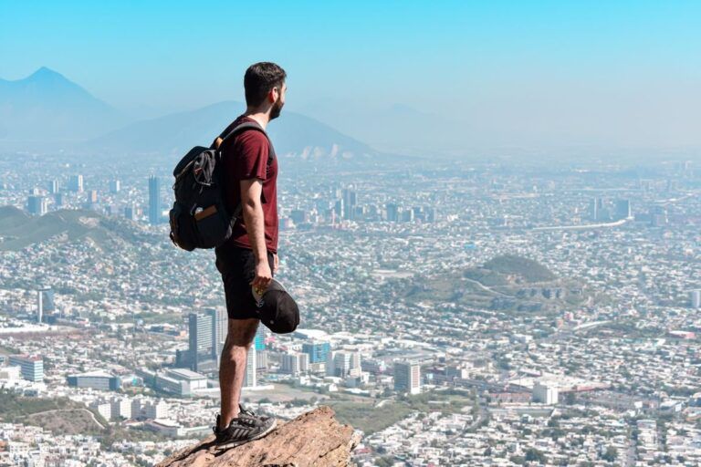 Un jeune homme admire seul le paysage.