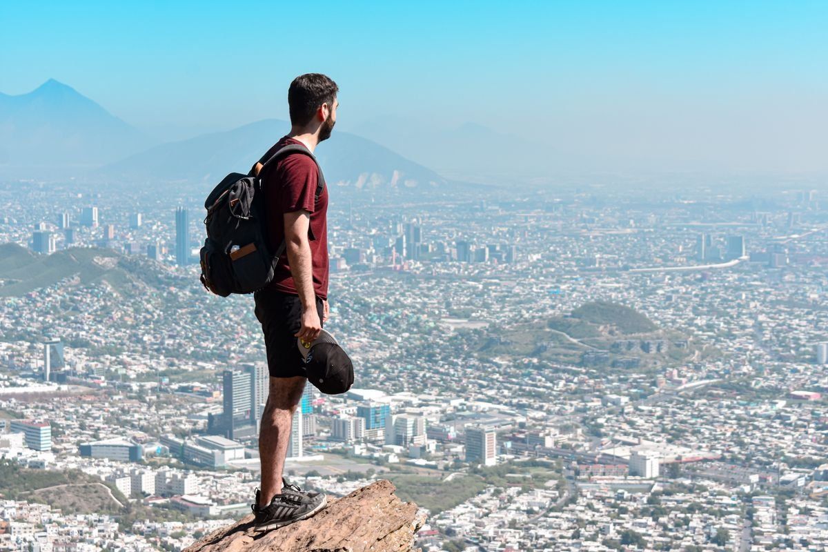 Un jeune homme admire seul le paysage.