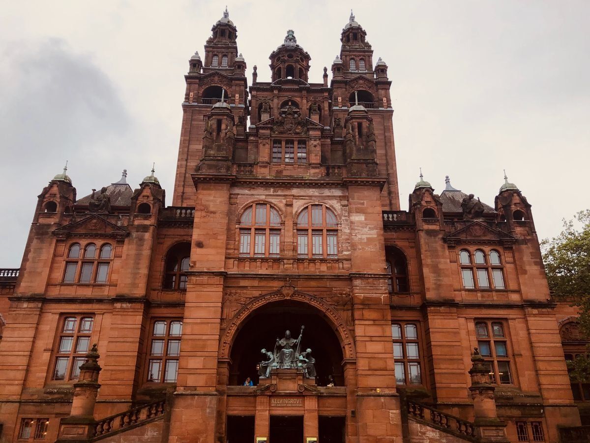 Façade du Kelvingrove Art Gallery and Museum sous un ciel nuageux