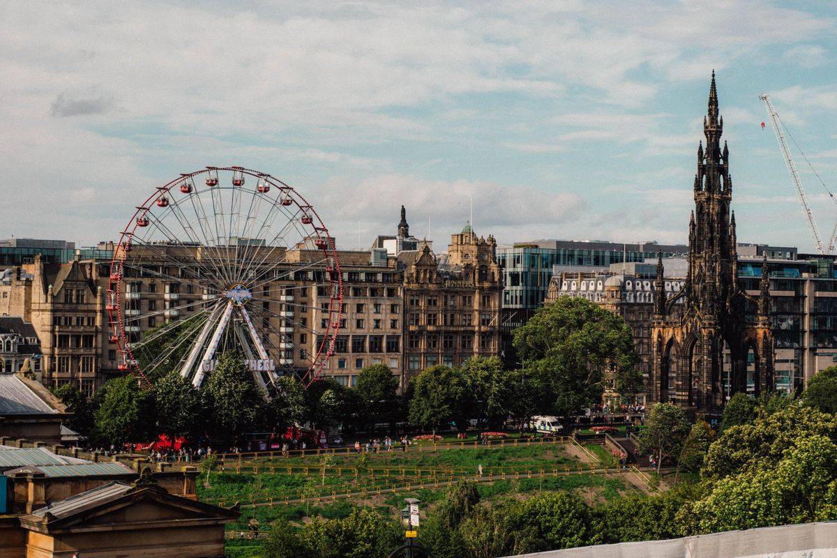 Grande roue et Scott Monument au-dessus des toits d'Édimbourg