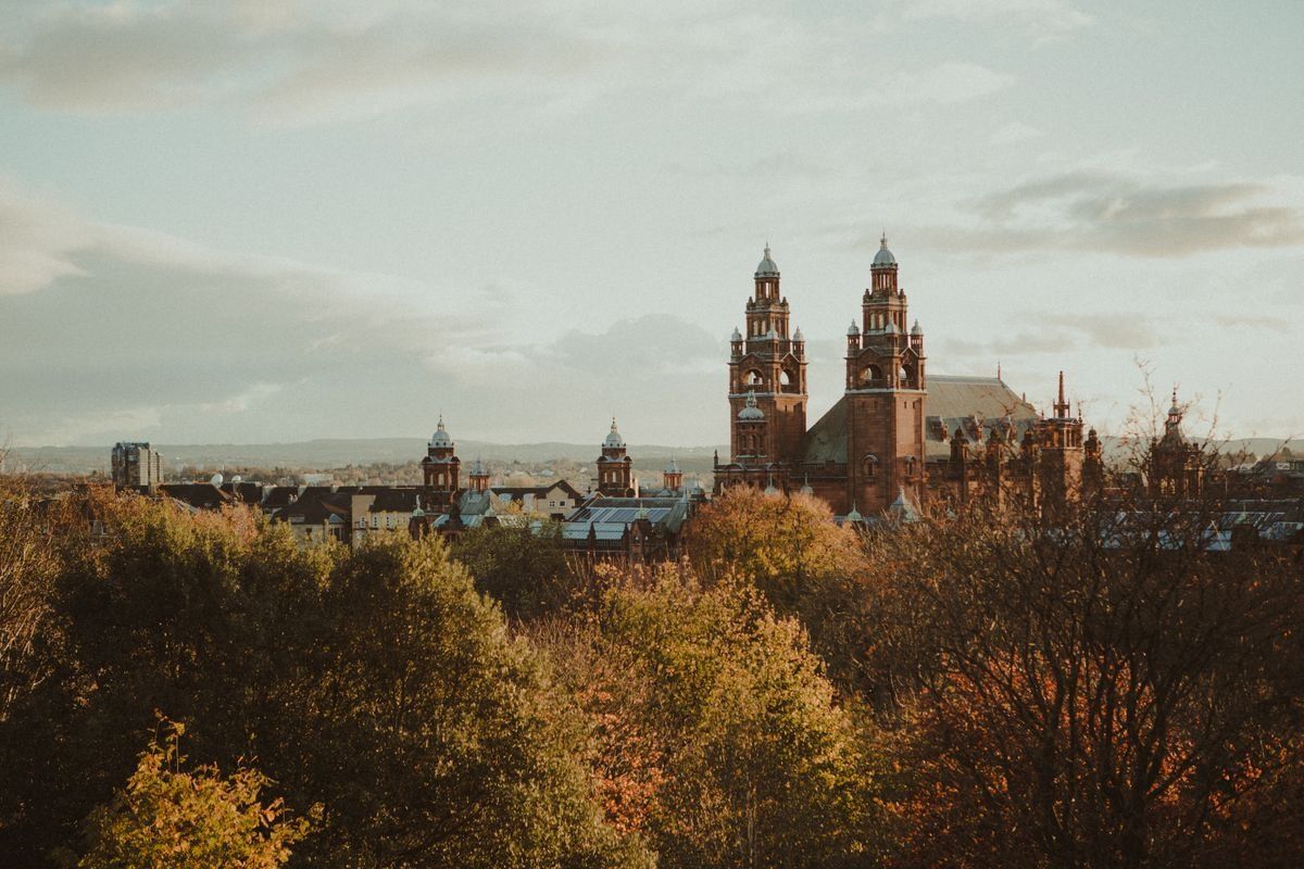 Kelvingrove Museum au loin derrière des arbres aux couleurs d'automne