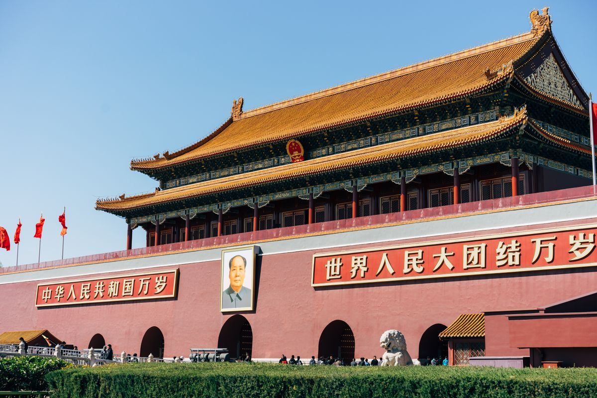 Porte Tian’anmen avec grande façade rouge, portrait central et toit impérial doré
