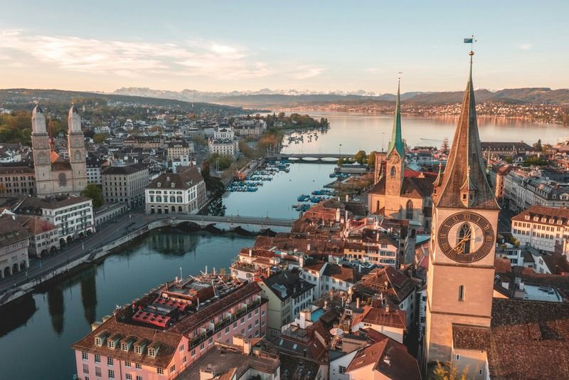 Vue aérienne de la vieille ville de Zurich au coucher du soleil, avec ses clochers et la rivière Limmat